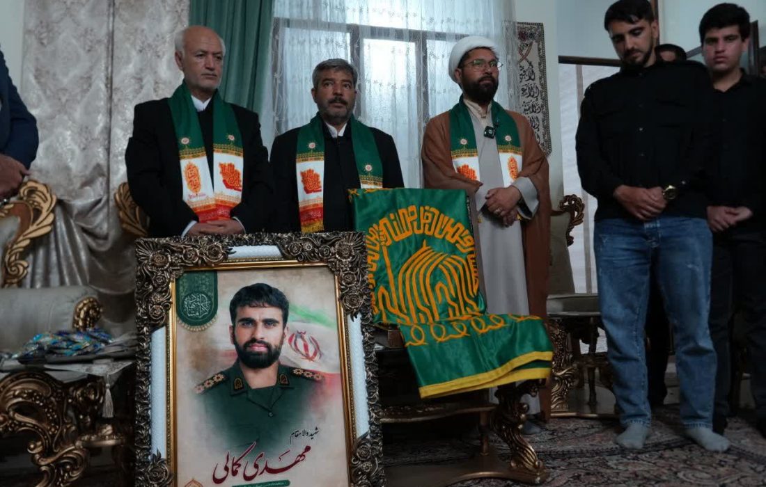 حضور خدام حرم رضوی در منزل شهید «مهدی کمالی»