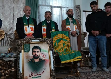 حضور خدام حرم رضوی در منزل شهید «مهدی کمالی»