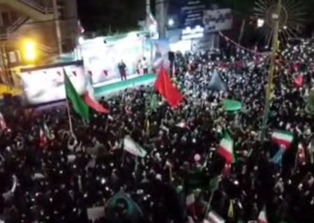 همخوانی «بزن که خوب می زنی» با اجرای مردم خرم آباد در خیابان انقلاب