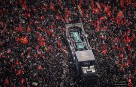 نمایی هوایی از خودروی حامل پیکر امام شهید امت در خیابان آزادی