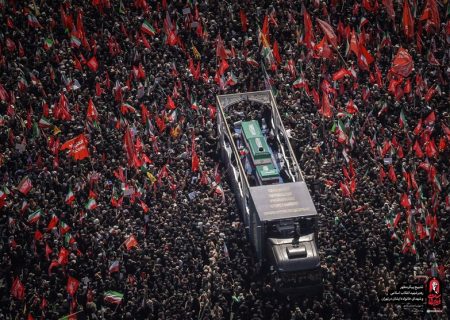 نمایی هوایی از خودروی حامل پیکر امام شهید امت در خیابان آزادی