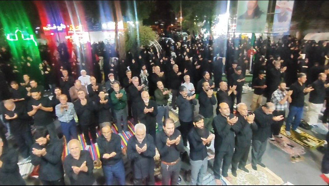 نماز استغاثه به امام زمان (عج) در تجمع شبانه خرم آباد اقامه شد